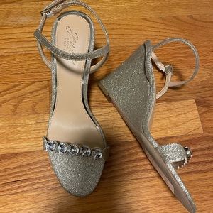 Jewel Badgley Mischka NWT glitter wedges